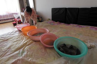 瓜州楼上漏水，住户失联，小区没物管，业主维权难！律师来支招……